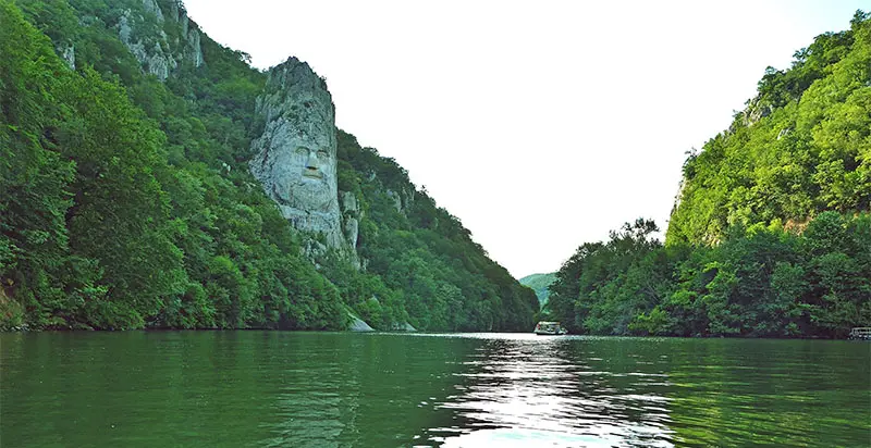פסל דצאבל על גדות הדנובה ברומניה