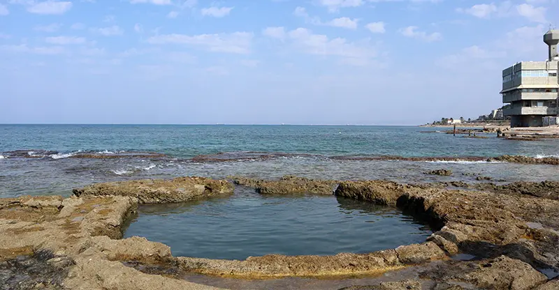שקמונה בריכה חצובה בים