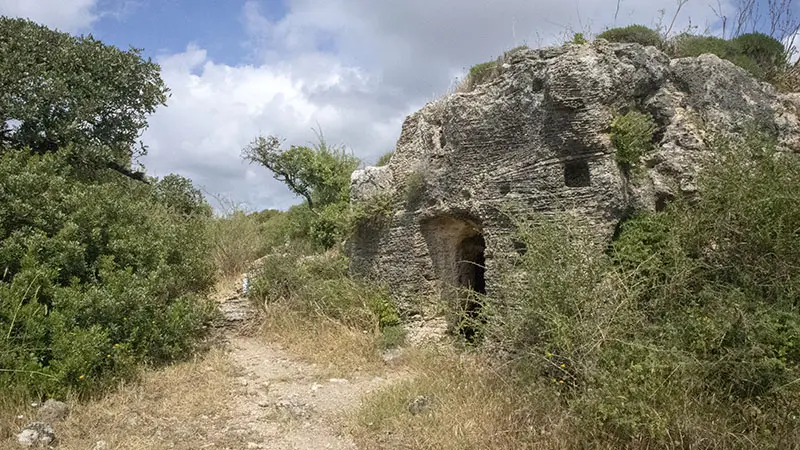 אורוות חצובות ברכס כורכר בחורבת קרתה