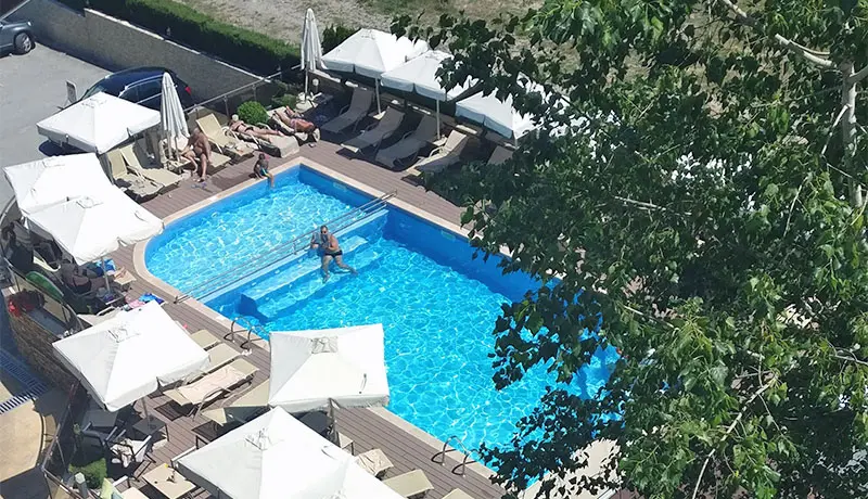 מלון עם בריכה בבנסקו