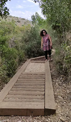 שיר ים על שביל הרגלים היחפות בנחל המערות