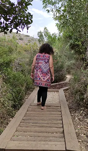 צועדת בשביל הרגליים היחפות