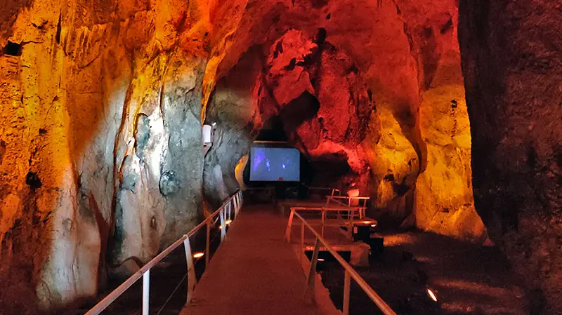 חיזיון אור קולי במערת הנחל