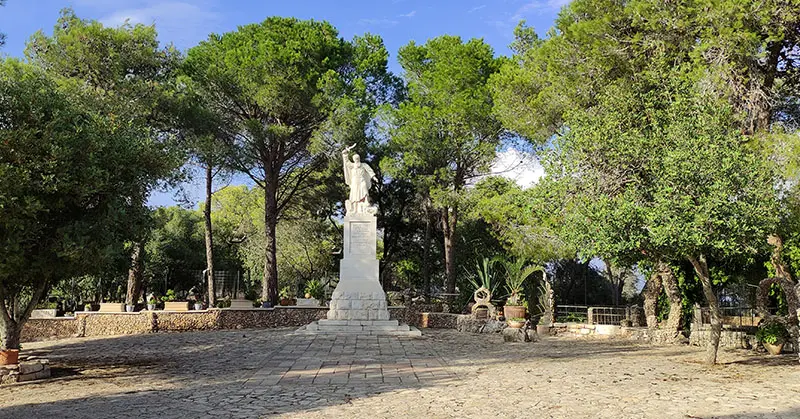 פסל אליהו הנביא במורחקה