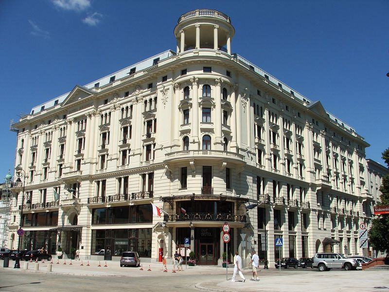 חזית של מלון בריסטול ורשה