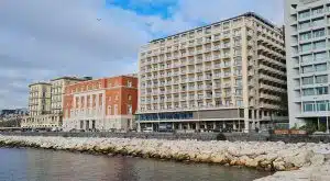 מלונות על הנמל בנאפולי