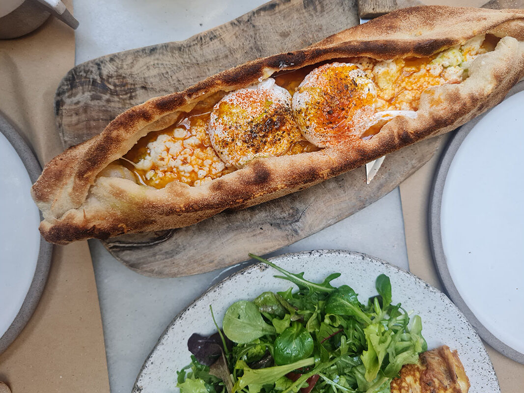 ארוחת בוקר בבית קפה מעולה באתונה