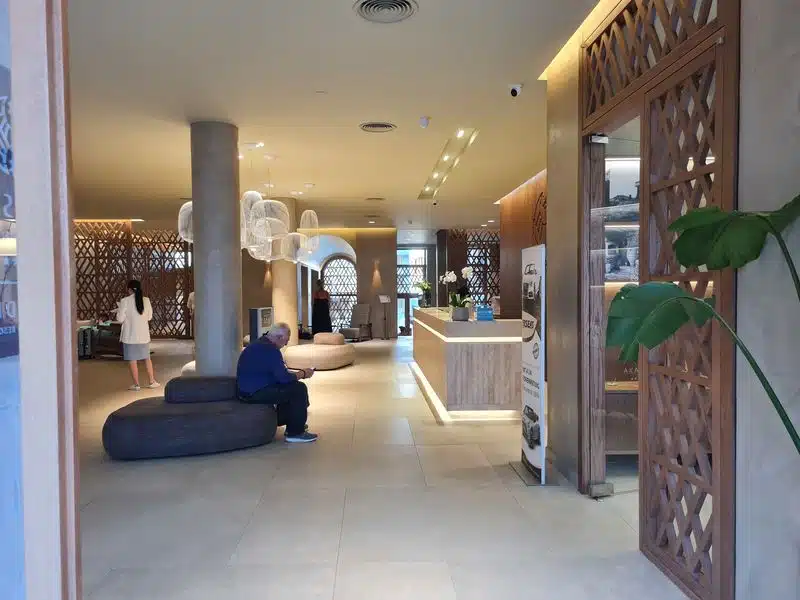 מלון אקאשה ביץ' הוטל אנד ספא לובי