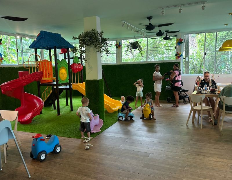 בית קפה עם משחקייה בפוקט