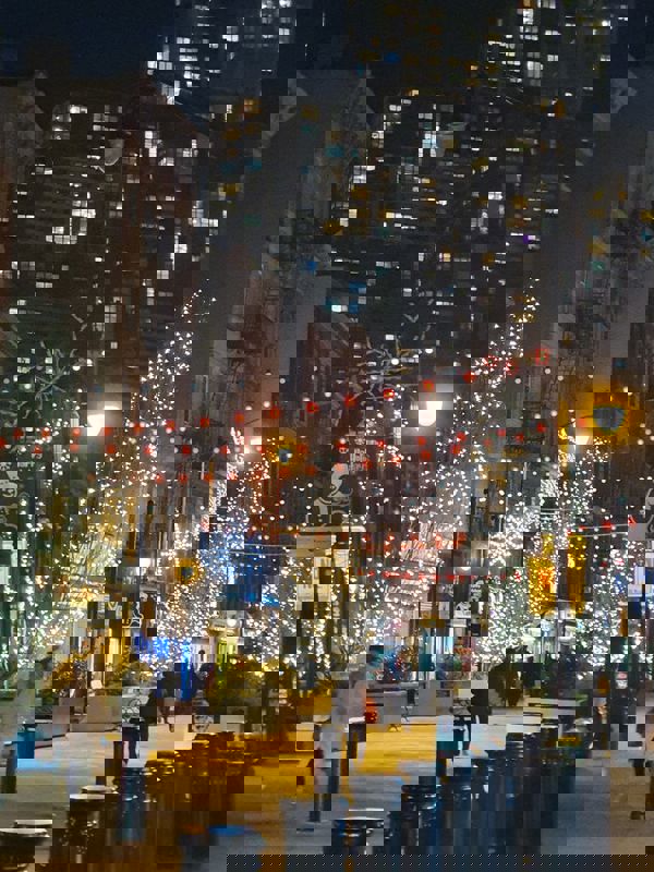 המדרחוב של ג'רזי סיטי מואר לכבוד הכריסטמס, ניו ג'רזי