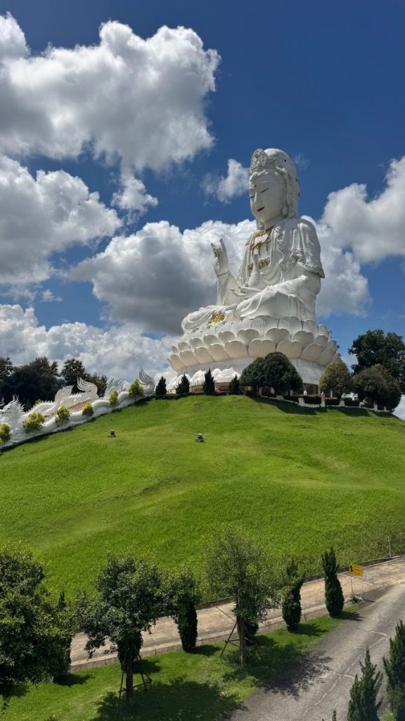 פסל גואניין הלבן במקדש Wat Huay Pla Kang בצ'אנג ראי