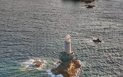 מגדלור טורליטיס מול חופי חורה באי אנדרוס שביוון